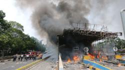 Foto-Foto Gerbang Tol Pejompongan Hangus Terbakar