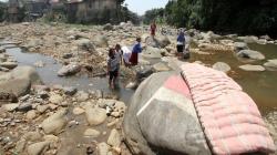 Penampakan Sungai Ciliwung Mengering Akibat Musim Kemarau