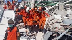 Tim SAR Evakuasi Korban Gempa Tertimbun Bangunan Hotel Roa-Roa Palu