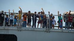 KRI Makassar 590 Evakuasi Korban Gempa Tinggalkan Palu