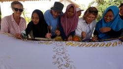 Peserta Wonderful Sail Indonesia 2018 Belajar Membatik Khas Bawean