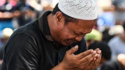 Suasana Haru saat Salat Jumat Pertama Pascagempa di Palu