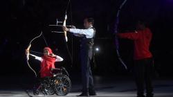 Aksi Presiden Jokowi Memanah saat Pembukaan Asian Para Games 2018