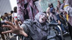 Seram, Penyandang Disabilitas Jadi Zombie di Bundaran HI 