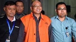 Jadi Tersangka, Bupati Malang Rendra Kresna Pakai Rompi Tahanan KPK