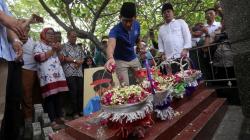 Sandiaga Uno Ziarah ke Makam Musisi Legendaris Gombloh di Surabaya