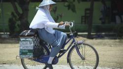 Bayar Biaya Pendidikan, Siswi Ini Sekolah Sambil Berjualan Cilok