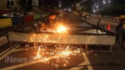 Papan Reklame Tak Berizin di Jalan Rasuna Said Dibongkar 