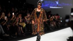 Begini Gaya Menteri Susi Pudjiastuti Jadi Peragawati di JFW