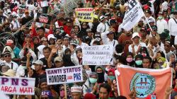 Ribuan Pegawai Honorer Menuntut Diangkat Jadi PNS