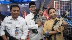 Gaya Rini Soemarno dan Ridwan Kamil Angkat Senjata Buatan Pindad