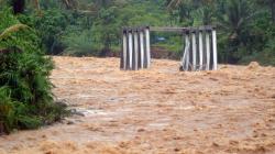 Jembatan Putus Terbawa Arus akibat Sungai Meluap di Lubuk Kilangan Padang