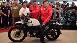 Gaya Presiden Jokowi Naik Motor Royal Enfield saat Kunjungi IMOS 2018