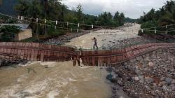 Aksi Warga Nekat Menaiki Jembatan Rusak di Atas Sungai Padang