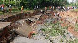 Jalan Ambles, Akses ke 10 Nagari di Sijunjung Sumatera Barat Putus Total
