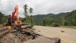 Mandailing Natal Dilanda Hujan Deras, Jalan Lintas Sumut-Sumbar Putus