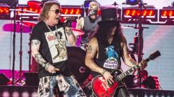 Foto-Foto Aksi Panggung Guns N Roses di Stadion GBK