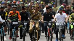 Berseragam ala Bung Tomo, Presiden Jokowi Naik Sepeda di Kota Bandung
