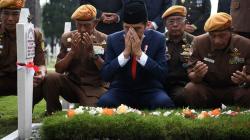 Presiden Jokowi bersama Veteran Ziarah di TMP Cikutra Bandung