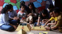 Mahasiswa Ubaya Ciptakan Inovasi Permainan Unik untuk Terapi Anak Autis