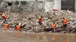 Sampah Menumpuk di Pintu Air Manggarai
