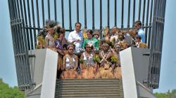 Presiden Jokowi Ditemani Anak-Anak Papua Resmikan Monumen Kapsul Waktu