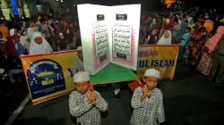 Pawai Maulid Nabi Muhammad SAW, Anak-Anak Gotong Alquran Raksasa