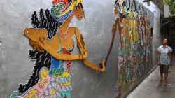 Rumah-Rumah di Kampung Ini Dihiasi 50 Tokoh Wayang Kulit
