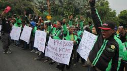 Protes Pernyataan Prabowo, Ratusan Driver Ojek Online Gelar Unjuk Rasa