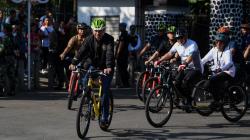 Jokowi Naik Sepeda ke Lokasi Penyambungan Instalasi Listrik Gratis di Bogor