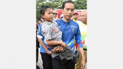 Momen Jokowi Gendong Adul, Bocah Penyandang Disabilitas Asal Sukabumi