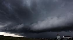 Awan Hitam Selimuti Kota Makassar, Waspada Dampak Cuaca Buruk