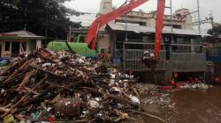 Pintu Air Manggarai Dipenuhi Tumpukan Sampah