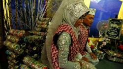 Pasangan di Tegal Menikah Pakai Busana Daur Ulang Sampah Plastik