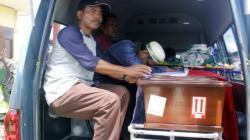 Jenazah Prajurit yang Gugur Ditembak KKB Disambut Tangisan Keluarga