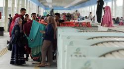 PKL Mulai Berjualan di Skybridge Tanah Abang