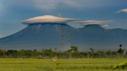 Ketika Puncak Gunung Semeru Tertutup Awan, Seperti Memakai Topi