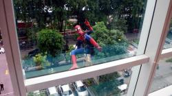Aksi Seru Superhero Panjat Dinding The Alana Surabaya Hotel