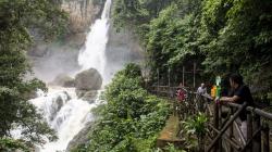 Menikmati Deburan Air Terjun Curug Cimarinjung