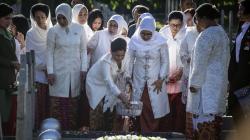 Ibu Negara Tabur Bunga di Makam Istri-Istri Para Mantan Wapres
