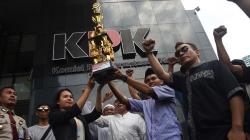 Bupati Kena OTT, Warga Cianjur Berikan KPK Piala Juara 1