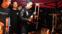 Jokowi Malam Minggu di Pasar Segar, Lihat Produk Anak Muda Makassar