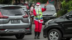Aksi Sinterklas Atur Lalu Lintas Kota Solo