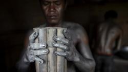 Tubuh Dipenuhi Bubuk Mesiu, Begini Proses Membuat Kembang Api