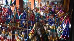 Kawasan Glodok Dipenuhi Warna-Warni Terompet Tahun Baru