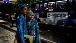 Momen Bahagia Pasangan Nikah Massal di Malam Tahun Baru