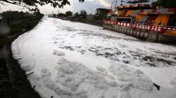 Tercemar, Muara Sungai Tambak Wedi Surabaya Dipenuhi Busa Tebal