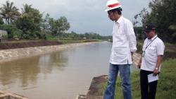Presiden Jokowi Cek Rehabilitasi Irigasi Sungai Lodoyo Blitar