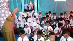 Hari Pertama Sekolah Pascatsunami Lampung, Murid Belajar di Tenda Darurat