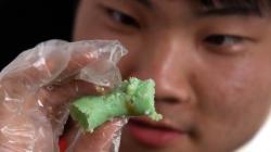 Melihat Pelajar asal Korea Selatan Belajar Membuat Kue Putu